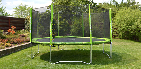 Trampoline mit dem Schutznetz